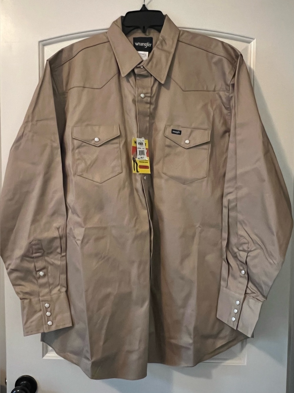 Wrangler Tan Wrangler Cowboy Cut Western work shirt 100% cotton men’s size
2XLT